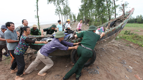 Sẵn sàng “đón” bão Conson                      * Nam Định: Đê Cổ Vậy, xã Giao Phong bị sạt lở  *Bão bắt đầu gây thiệt hại   * Tháo dỡ cầu phao bắc qua sông  Đuống